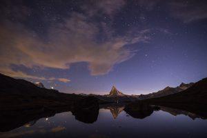 Dressée vers les étoiles