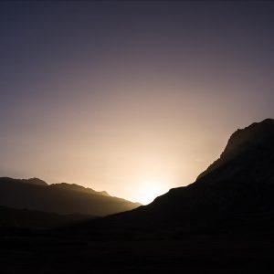 La lumière derrière la montagne